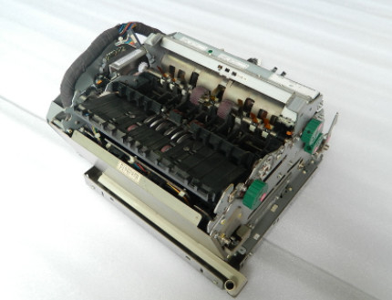 La macchina di BANCOMAT di Hitachi 2845V parte l'Assemblea M2P005433K della scanalatura dei contanti di bancomat di Hitachi