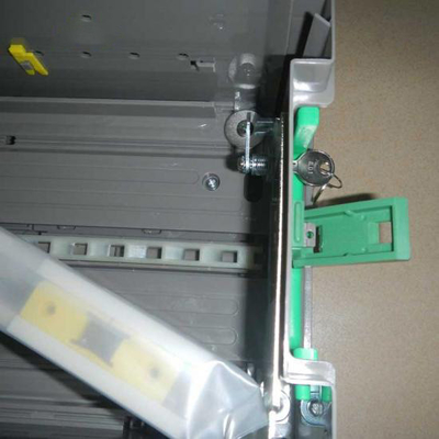 Il BANCOMAT la cassetta di valuta dell'ncr 58XX S1 dei pezzi meccanici con le chiavi del metallo 445-0728451